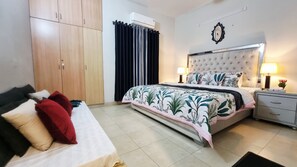 4 bedrooms, desk, iron/ironing board, free WiFi