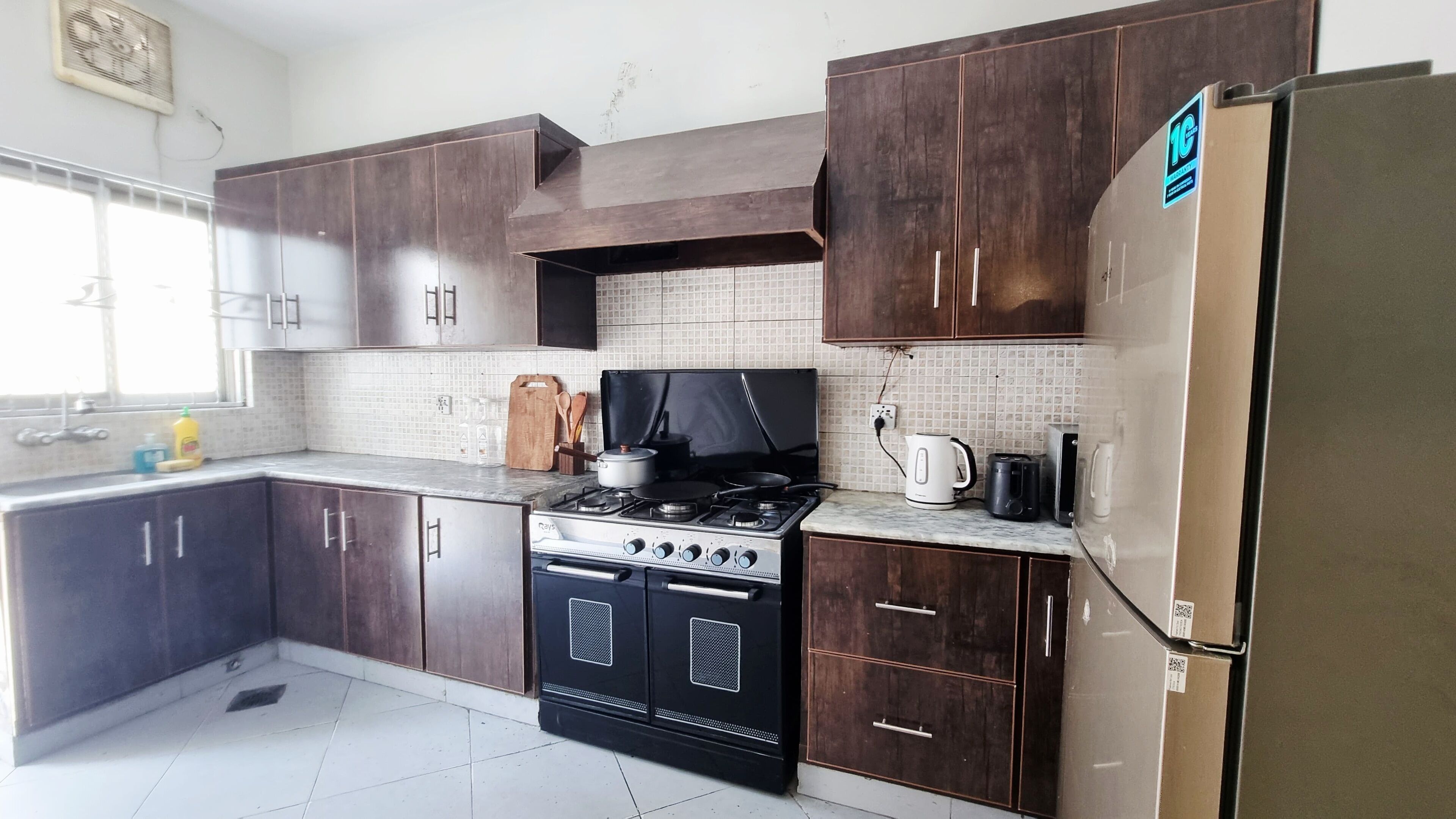 Refrigerador, microondas, horno y parrilla de estufa 