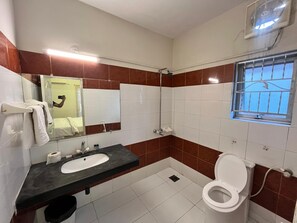 Hair dryer, towels, soap, toilet paper - Haven Lodge Lahore, 4BR Spanish Villa (Lahore)