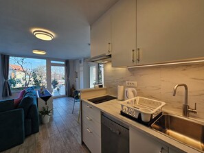 Frigorífico, microondas, lavavajillas y cafetera o tetera