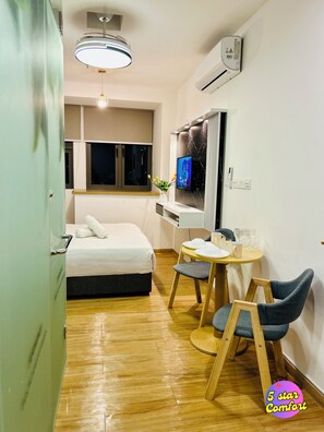 Tabla de planchar con plancha, wifi y ropa de cama 