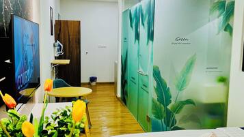 Silitysrauta/-lauta, Wi-Fi, vuodevaatteet