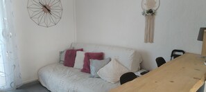 1 chambre, fer et planche à repasser