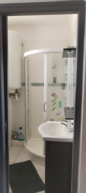 ヘアドライヤー、石鹸、トイレットペーパー