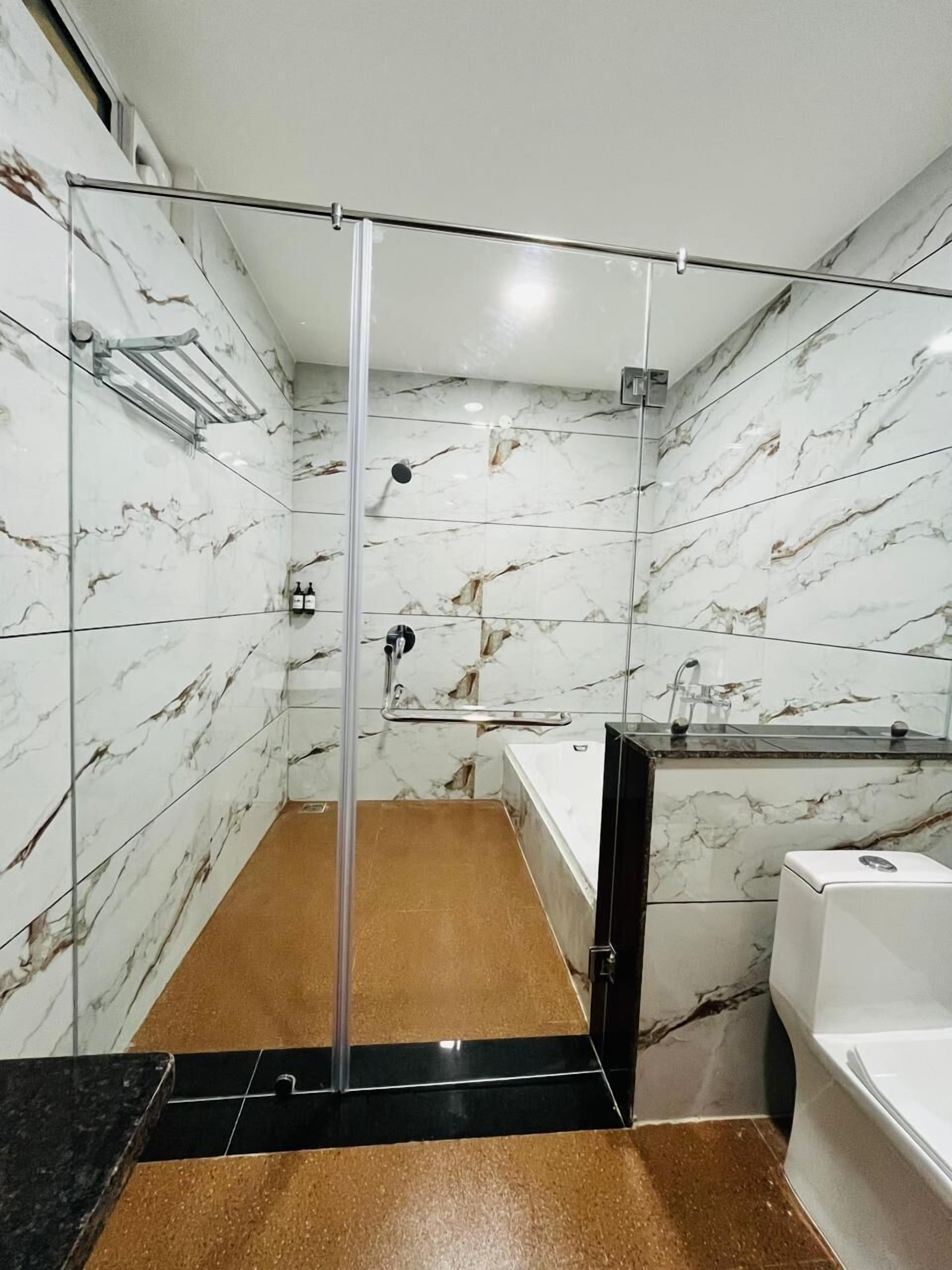 Suite estudio junior | Baño | Bañera y ducha independientes, zapatillas, toallas y jabón