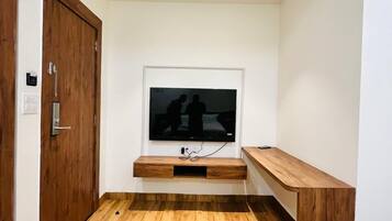 Escritorio, espacio para trabajar con laptop y cortinas blackout