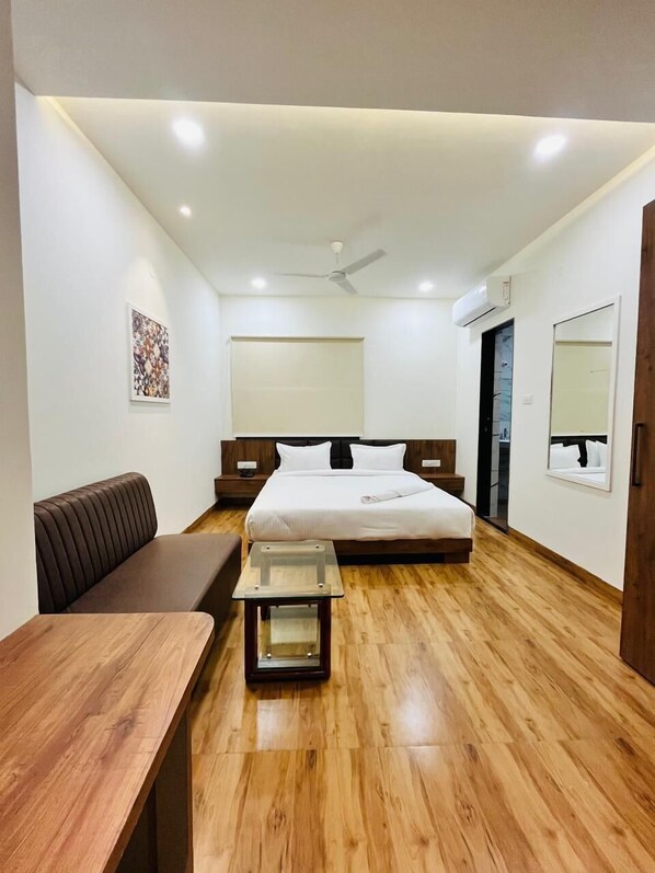 Een aparte badkuip en douche, pantoffels, handdoeken, zeep