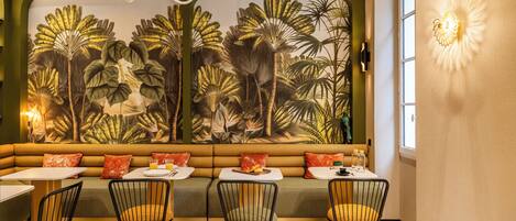 Desayuno buffet diario (EUR 14 por persona)
