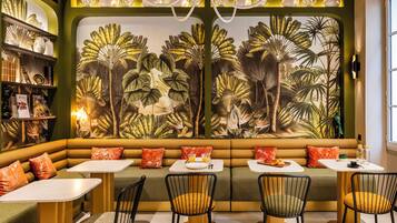 Colazione a buffet, servita tutte le mattine (14 EUR a persona)