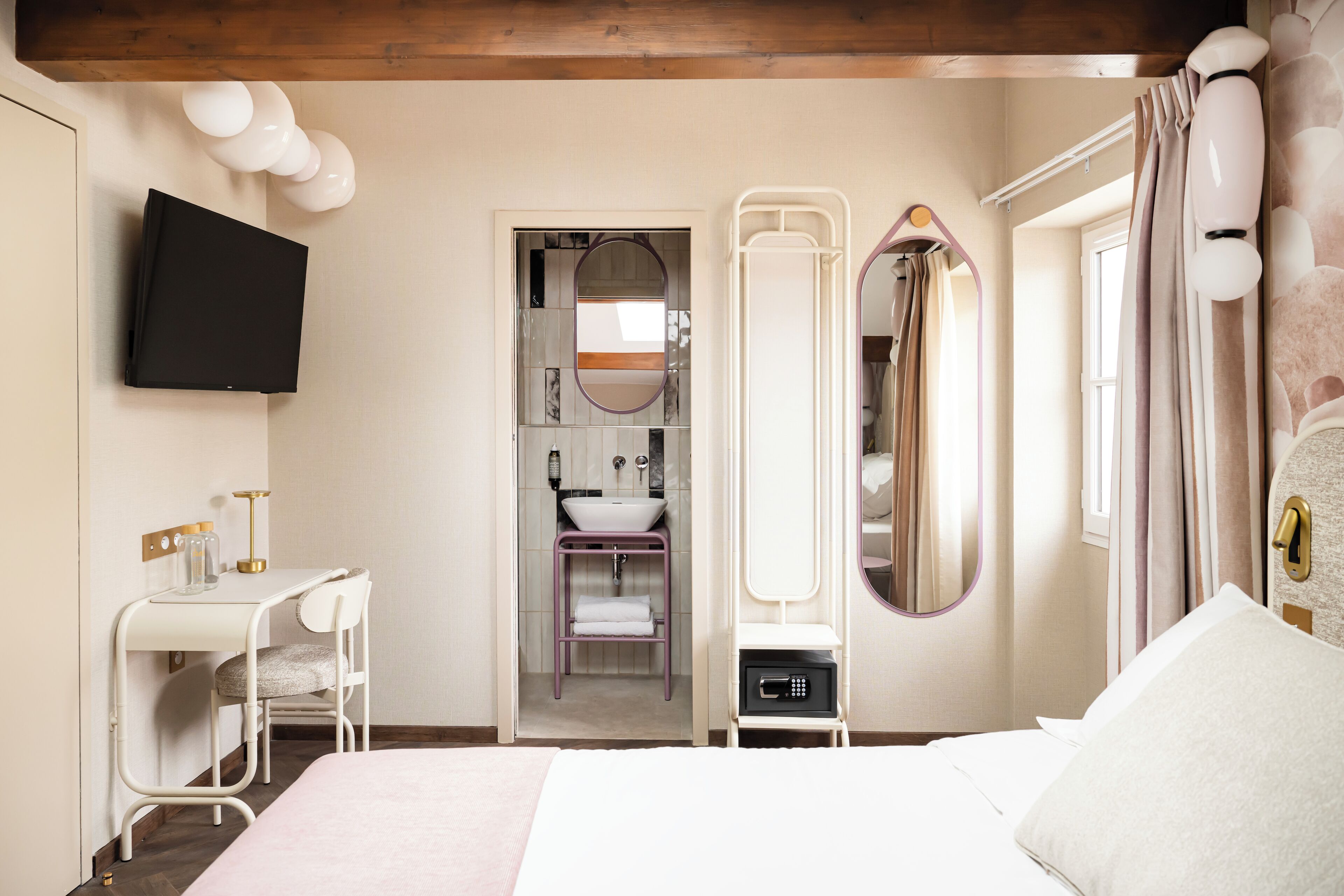 ห้องพักสำหรับสี่ท่าน | เครื่องนอนระดับพรีเมียม, โต๊ะทำงาน, พื้นที่ทำงานแบบใช้แล็ปท็อป