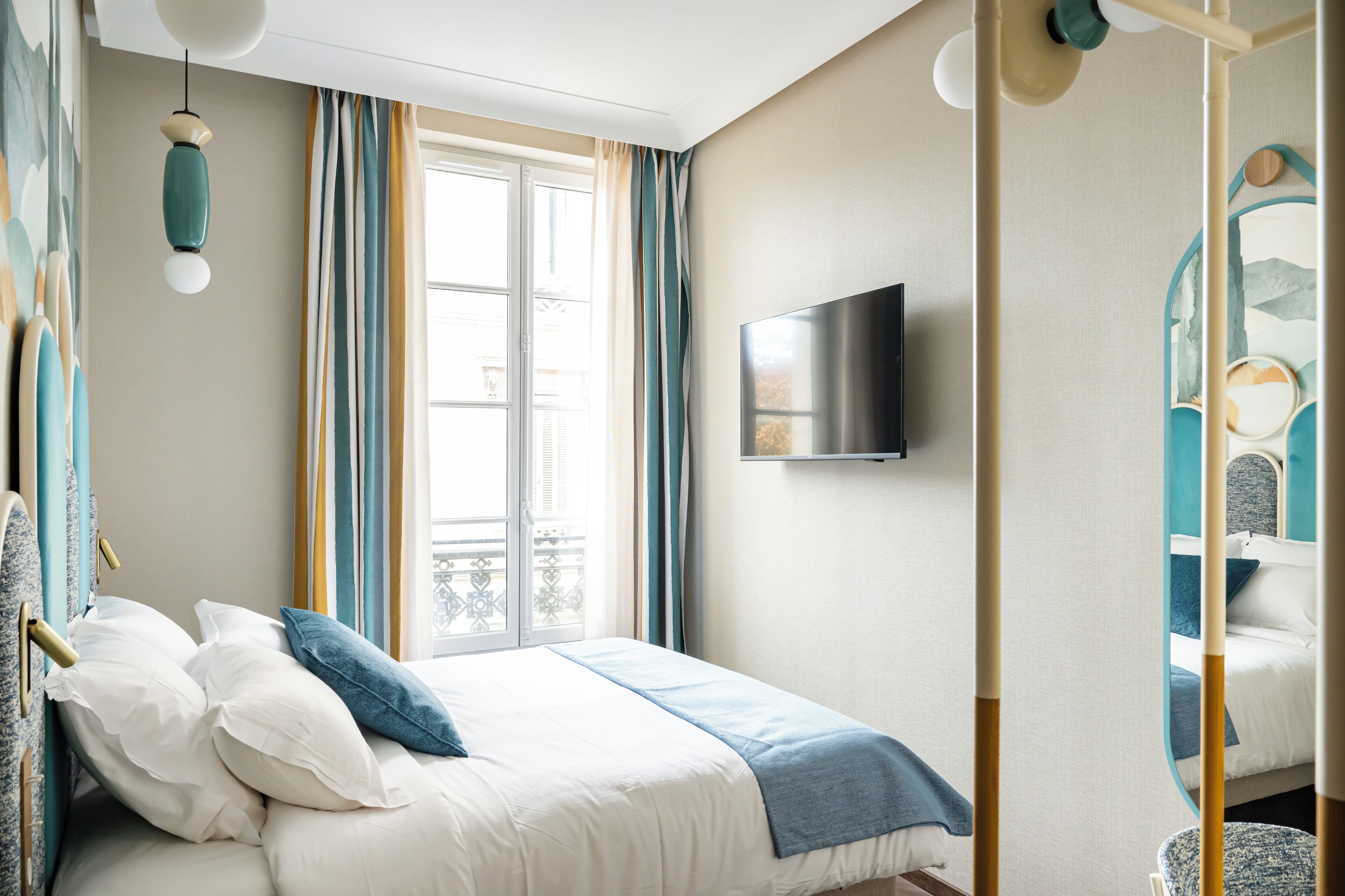 Doppia Standard | Biancheria da letto di alta qualità, una scrivania, postazione laptop