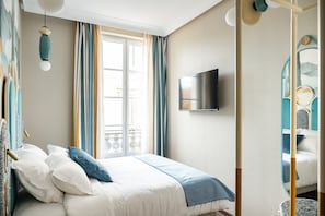 Standard Double Room | Premium bedding, desk, laptop workspace, free WiFi - Hôtel Amoi Vieux Port - Marseille (Marseille)