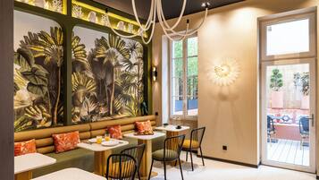 Frokostbuffé hver dag (EUR 14 per person)