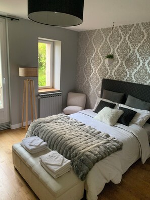 3 bedrooms, iron/ironing board, WiFi, bed sheets - Beautiful stone house with swimming pool (Sallebœuf)