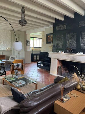 Living area - Beautiful stone house with swimming pool (Sallebœuf)