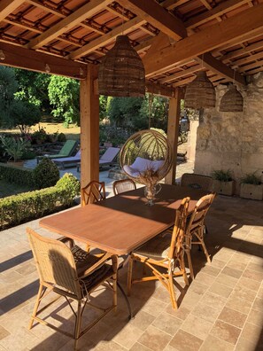 Outdoor dining - Beautiful stone house with swimming pool (Sallebœuf)