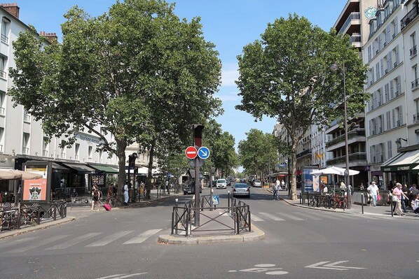 Eine Straße mit Bäumen, Gebäuden und einem Verbotsschild.