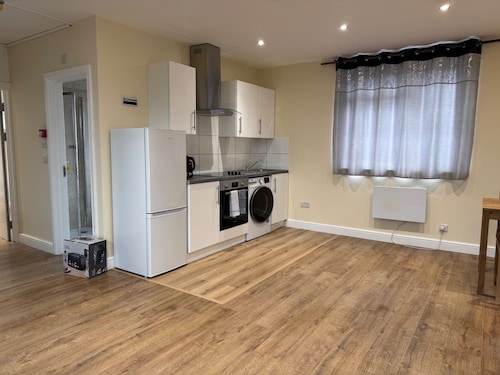 1 Bed Flat - Sleeps 3 - Parking - Wifi