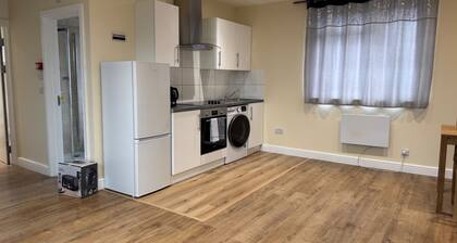 1 Bed Flat - Sleeps 3 - Parking - Wifi