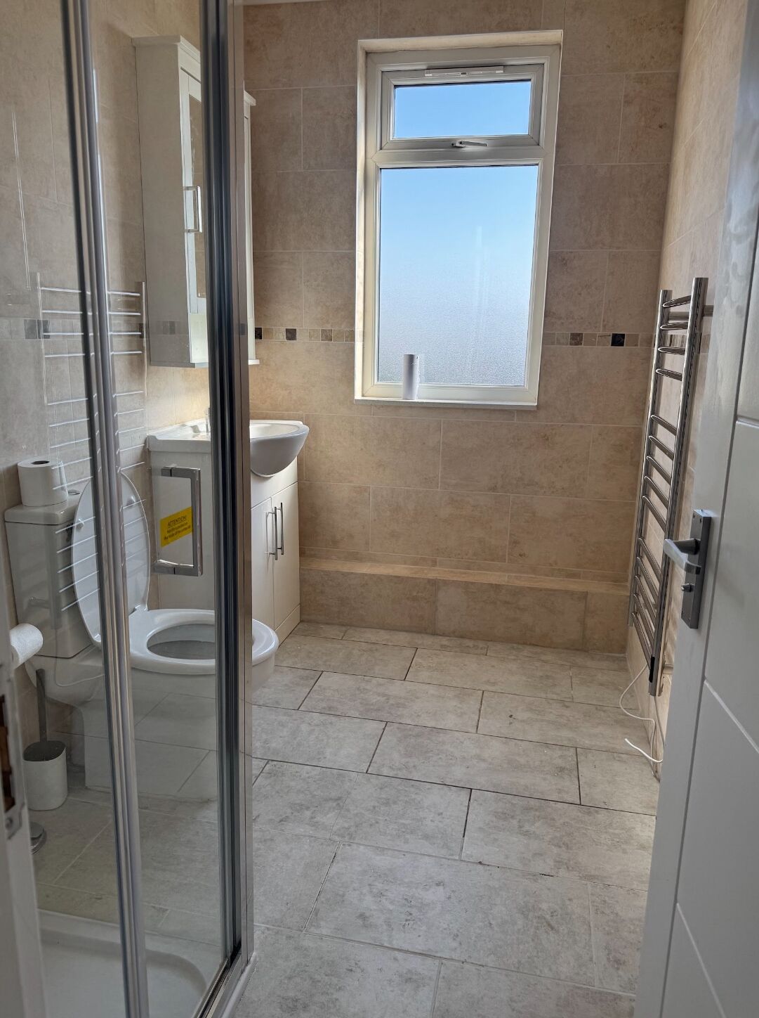 Huoneisto | Kylpyhuone | Suihku, hiustenkuivaaja, pyyhkeet