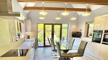 Kylskåp, mikrovågsugn, ugn och spishäll