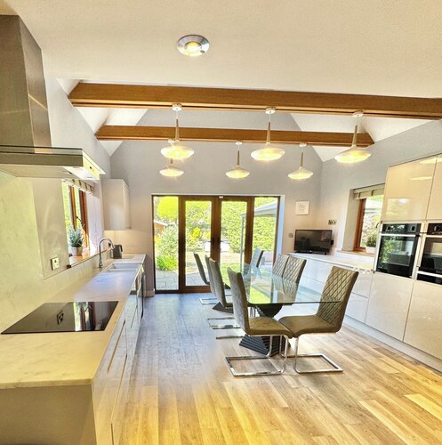 Serene Retreat - Hot Tub - Pool Table - Near New Forest and Beach - Sleeps 12