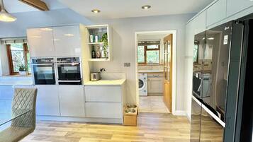 Kylskåp, mikrovågsugn, ugn och spishäll