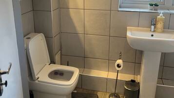 Combined shower/tub, deep soaking tub, towels