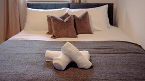 2 bedrooms, WiFi (free), bed sheets - Salford Serenity Retreat at Mccready Drive (Salford)