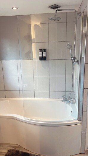 Combined shower/tub, deep soaking tub, towels