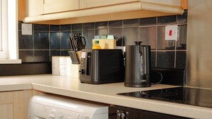 Fridge, microwave, oven, stovetop - Salford Serenity Retreat at Mccready Drive (Salford)
