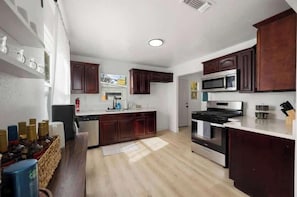 Fridge, microwave, oven, stovetop - Contemporary 2B/1BA Pad in the Prime of Sacramento (Sacramento)