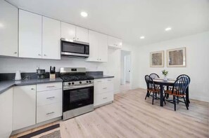 Jääkaappi, mikroaaltouuni, uuni, liesi