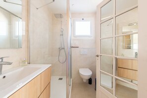 Douche, sèche-cheveux, serviettes fournies, savon