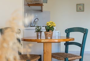 Apartamento, 2 quartos, vista para o mar | Área de estar | TV de tela plana