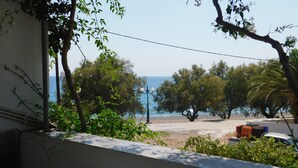 A balcony overlooking a beach with trees and a clear view of the sea. - Crete Essence Villas-Makrygialos (Ierapetra)