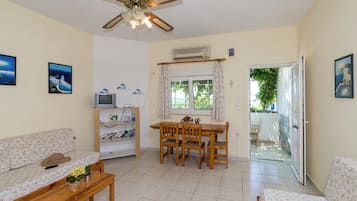 Apartamento, 1 quarto, vista para o mar | Área de estar | TV de tela plana
