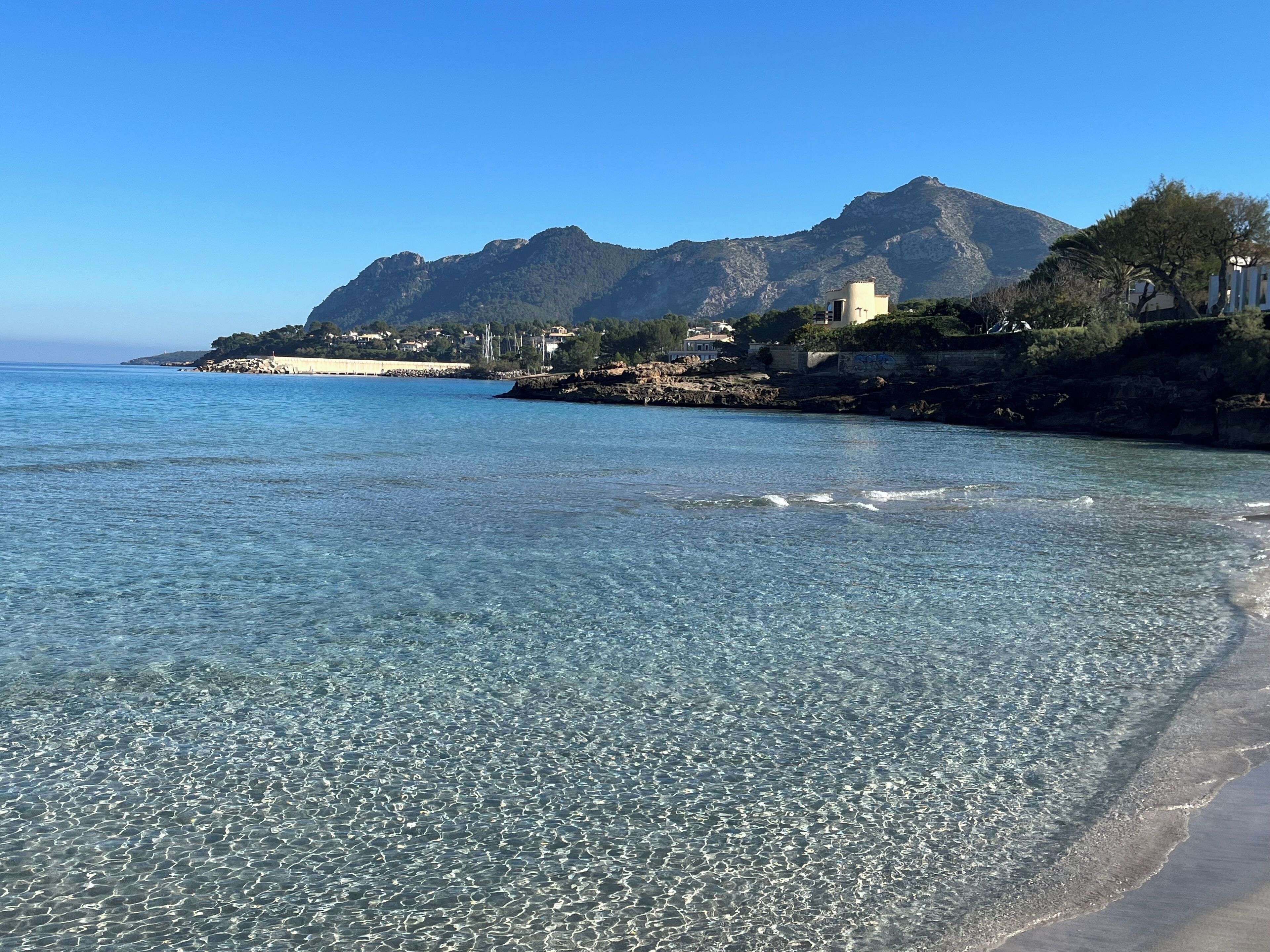 Plage à proximité, chaises longues, serviettes de plage
