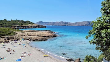 Una spiaggia nelle vicinanze, lettini da mare, teli da spiaggia