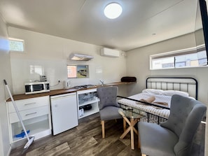 Studio | Individually decorated, individually furnished, desk, laptop workspace - Westview Caravan Park (Dubbo)