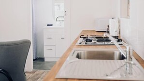 Studio | Private kitchen | Fridge, microwave, stovetop, electric kettle - Westview Caravan Park - Dubbo (Dubbo)