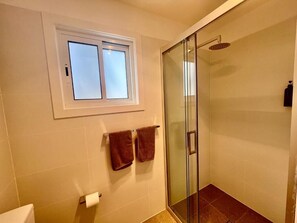 Deluxe Double Room | Bathroom | Shower, free toiletries, towels, soap - Westview Caravan Park (Dubbo)