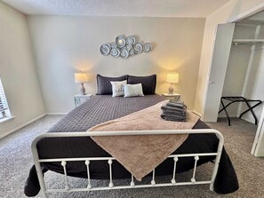 2 室のベッドルーム、アイロン / アイロン台、WiFi、ベッドシーツ