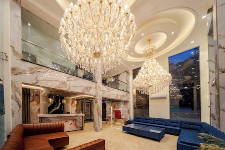 Recepción. Abhilashi Inn Kasol