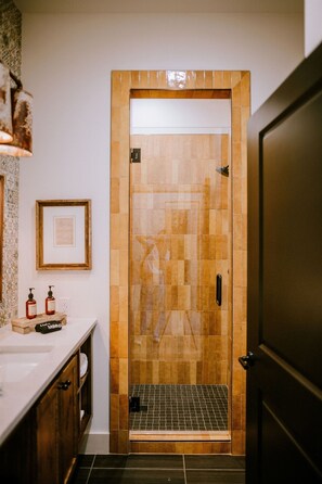 Shower, hair dryer, towels - The Lazy Spur at Gaines Ranch on the Square — Boutique Suite on Wimberley Square (Wimberley)
