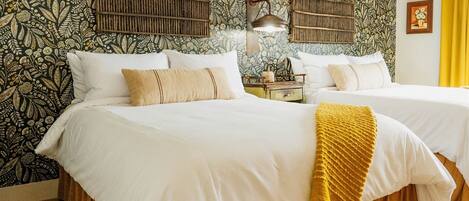 1 chambre, bureau, fer et planche à repasser, lit parapluie