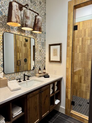 Ducha, secador de pelo y toallas