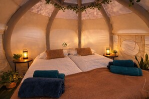 2 bedrooms, travel cot, WiFi, bed sheets