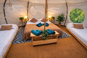 2 bedrooms, travel cot, WiFi, bed sheets