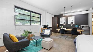 1 sovrum, strykjÀrn/strykbrÀda och sÀngklÀder